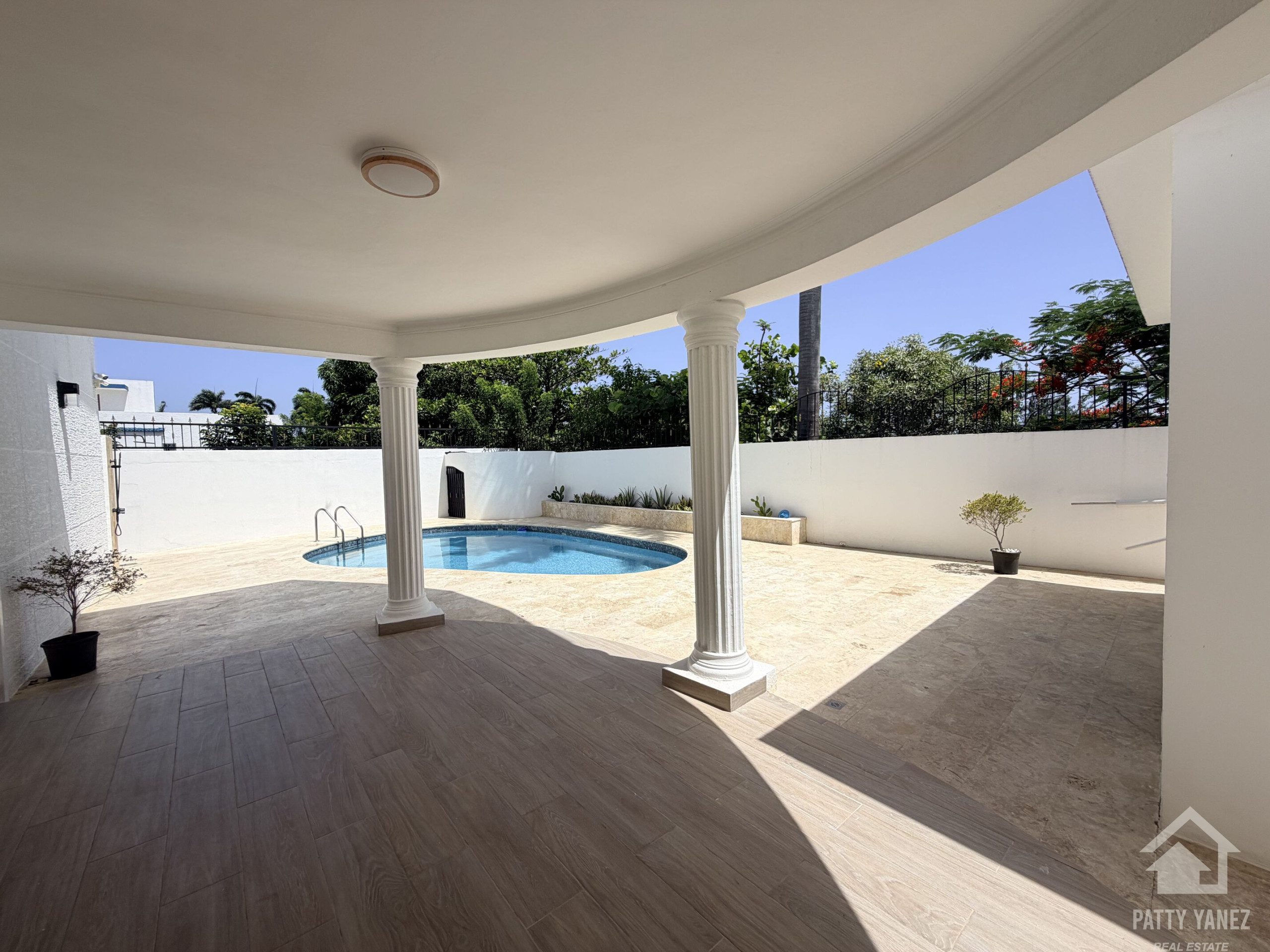 Villa de 5 recámaras con jardín privado y piscina