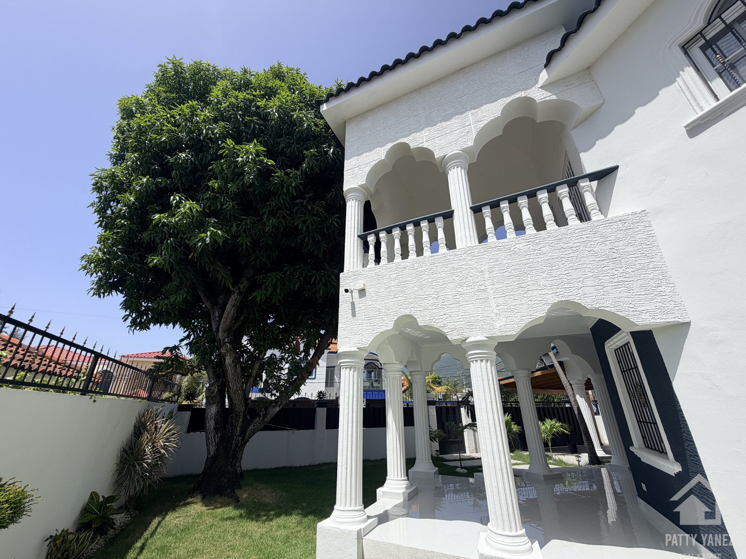 Villa de 5 recámaras con jardín privado y piscina