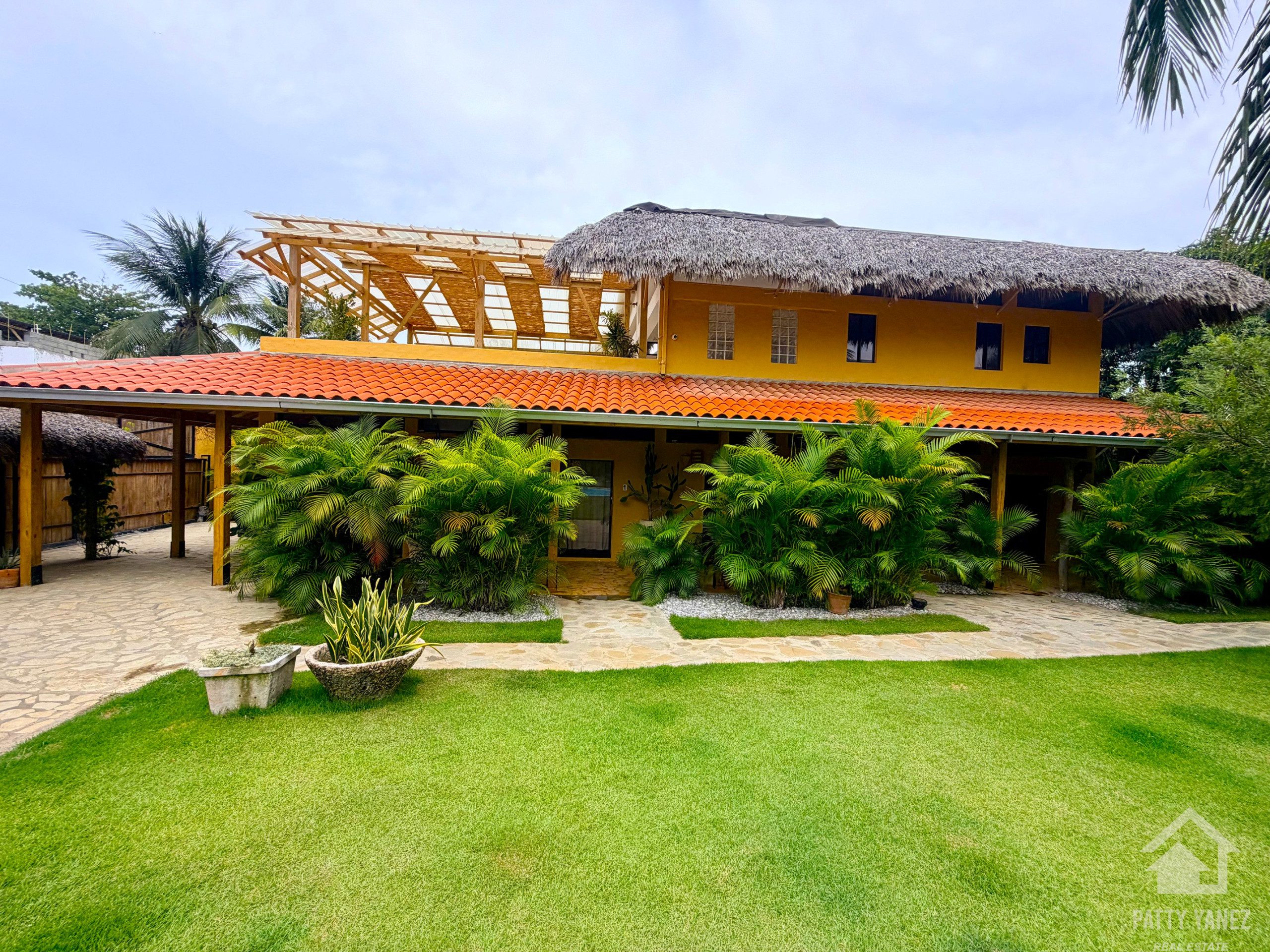 Hotel boutique en venta en Playa Encuentro con 9 suites, piscina y ático