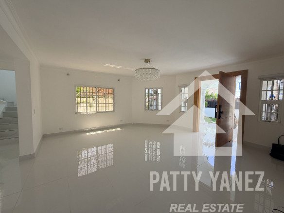 Villa de 5 recámaras con jardín privado y piscina