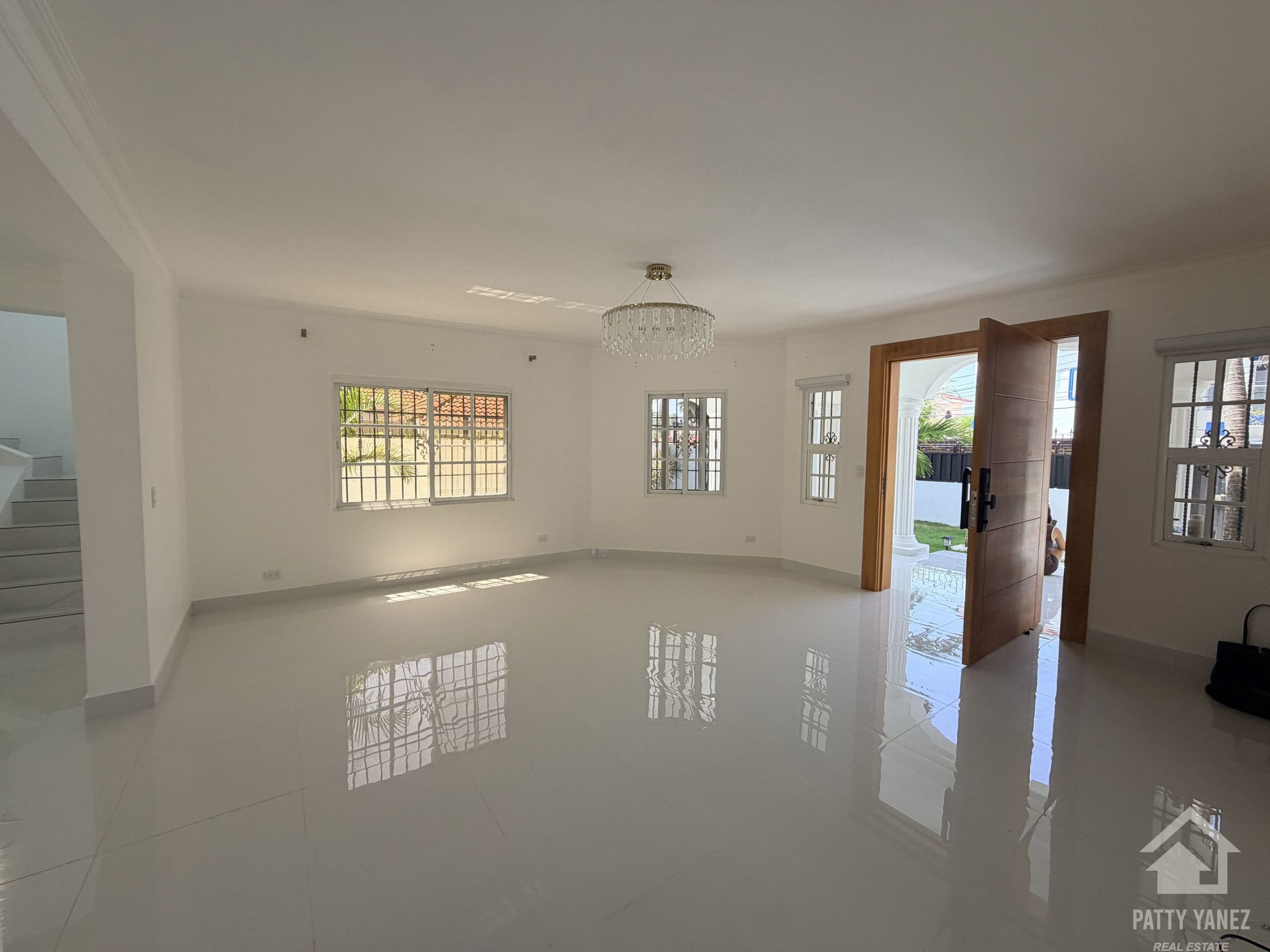 Villa de 5 recámaras con jardín privado y piscina