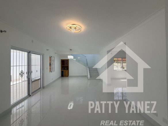 Villa de 5 recámaras con jardín privado y piscina