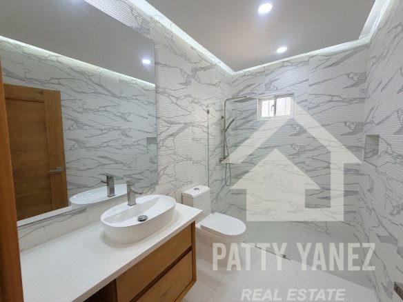 Villa de 5 recámaras con jardín privado y piscina