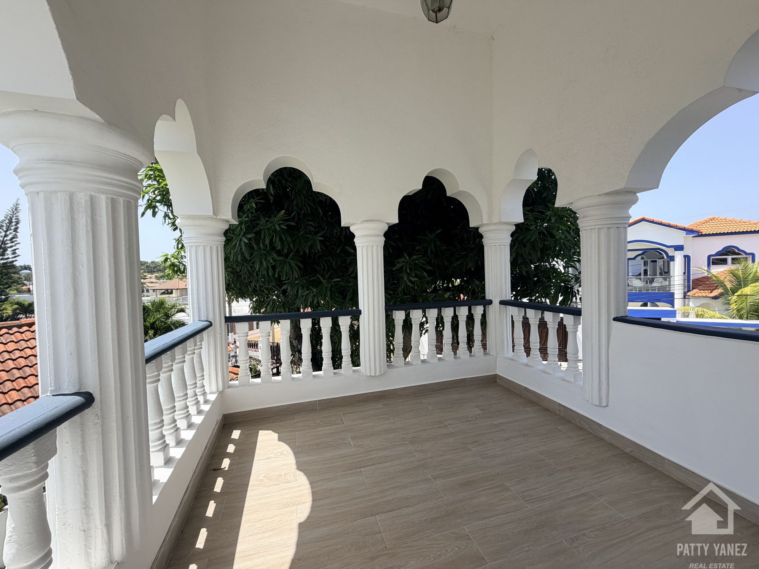 Villa de 5 recámaras con jardín privado y piscina