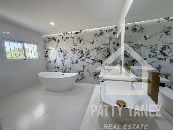 Villa de 5 recámaras con jardín privado y piscina