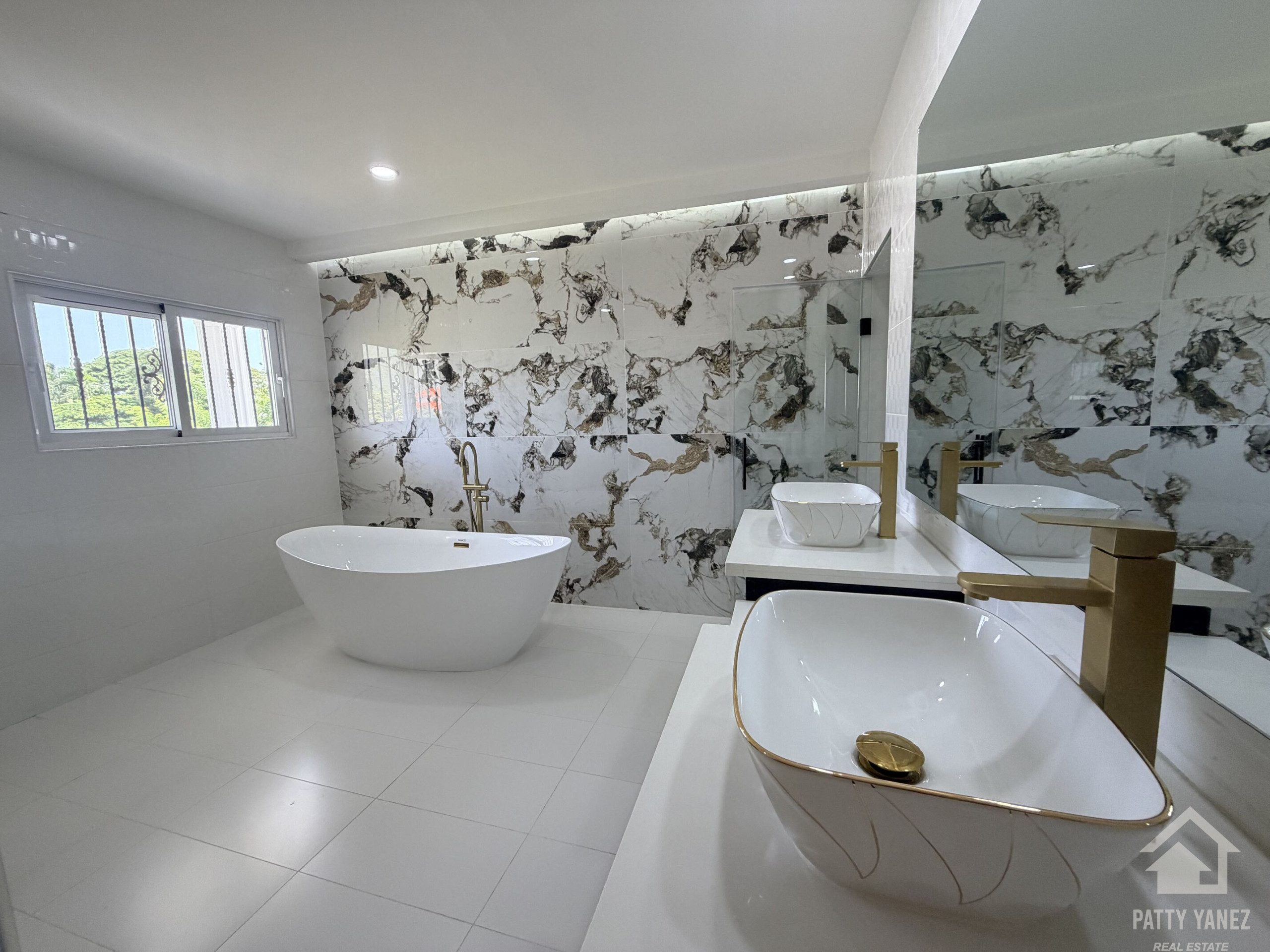 Villa de 5 recámaras con jardín privado y piscina