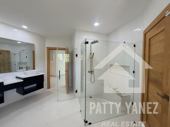 Villa de 5 recámaras con jardín privado y piscina