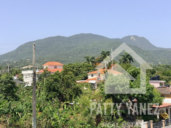 Villa de 5 recámaras con jardín privado y piscina