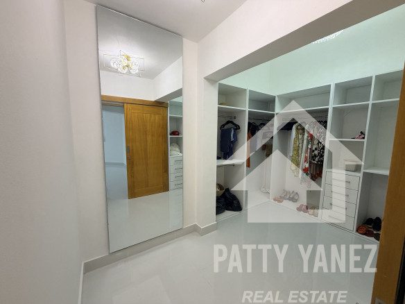 Villa de 5 recámaras con jardín privado y piscina