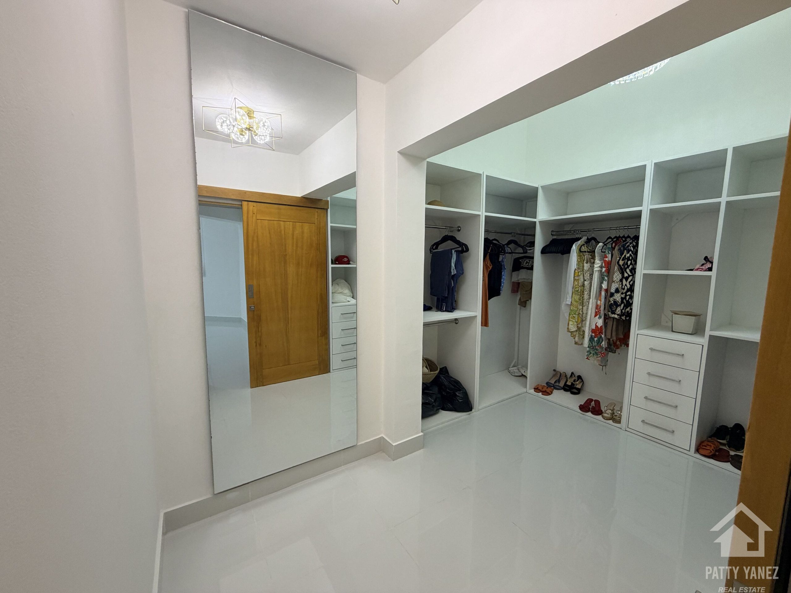Villa de 5 recámaras con jardín privado y piscina