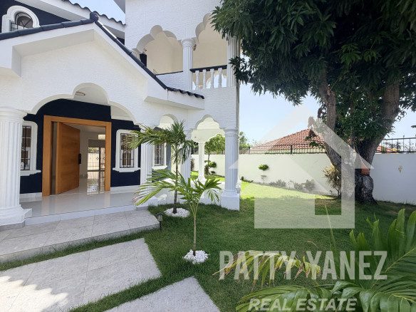 Villa de 5 recámaras con jardín privado y piscina