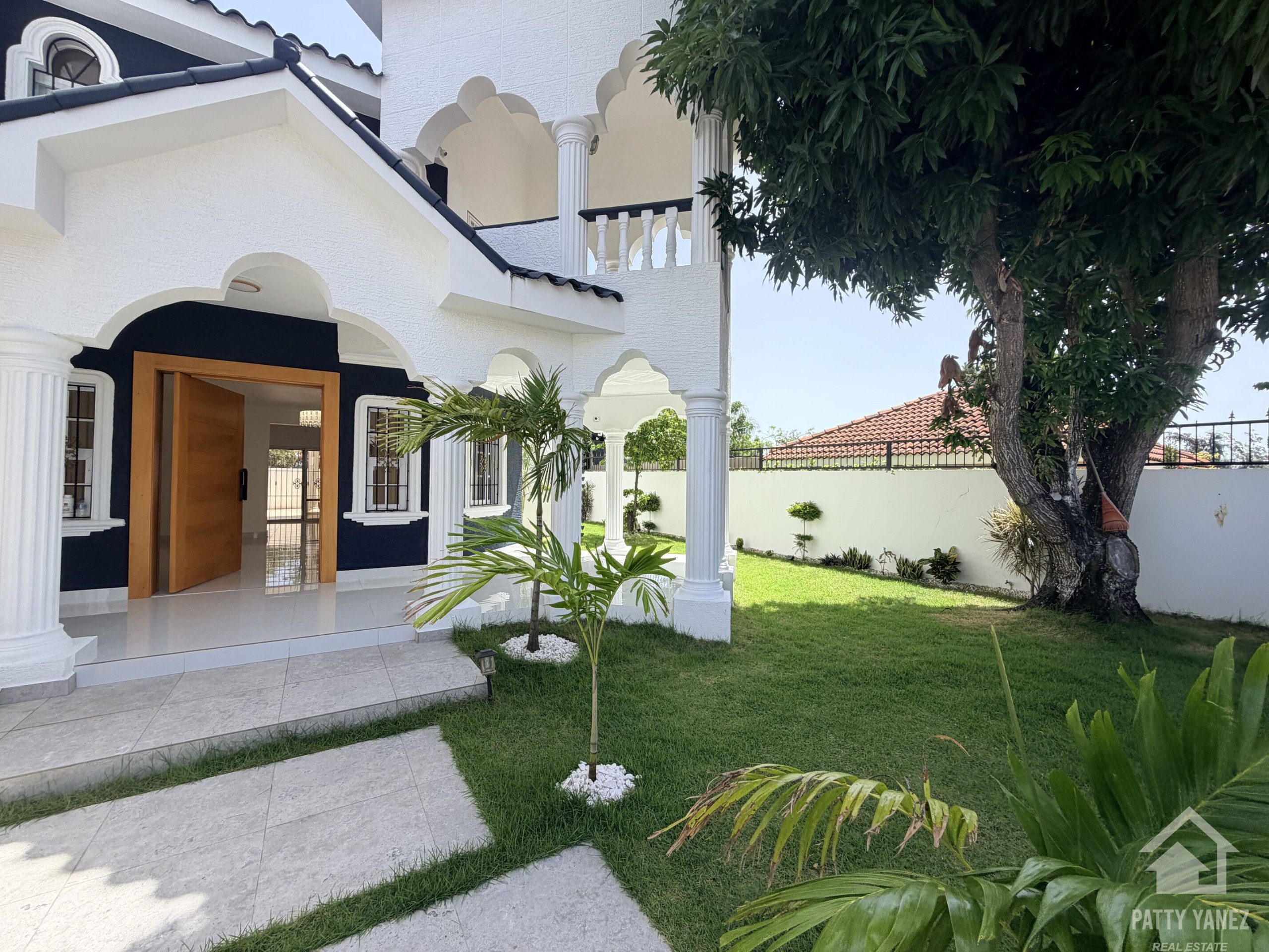 Villa de 5 recámaras con jardín privado y piscina