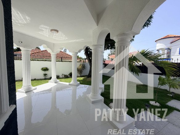 Villa de 5 recámaras con jardín privado y piscina