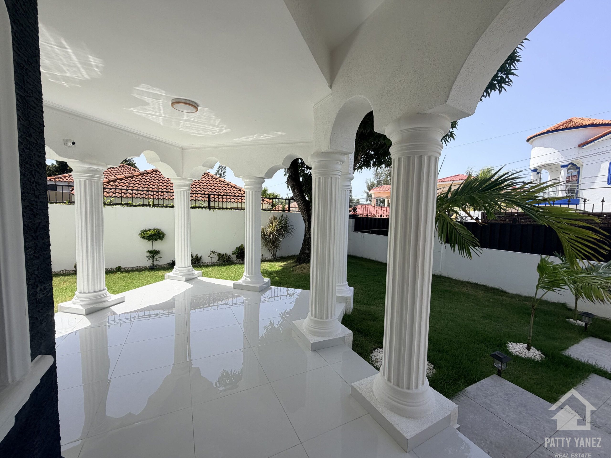Villa de 5 recámaras con jardín privado y piscina