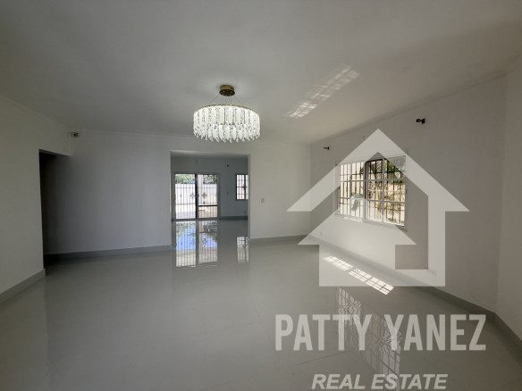 Villa de 5 recámaras con jardín privado y piscina