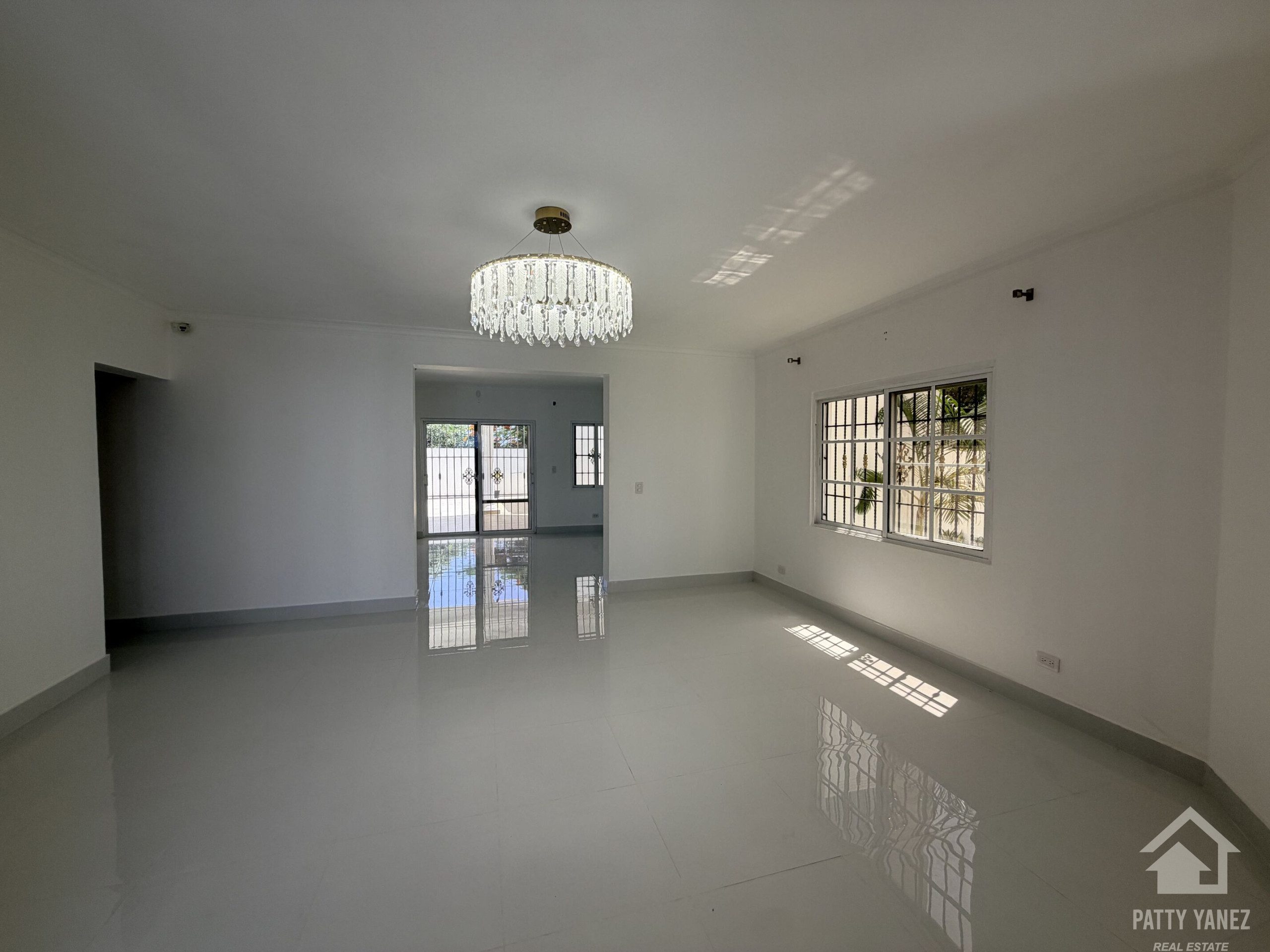 Villa de 5 recámaras con jardín privado y piscina
