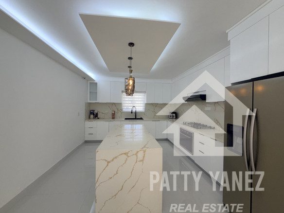 Villa de 5 recámaras con jardín privado y piscina