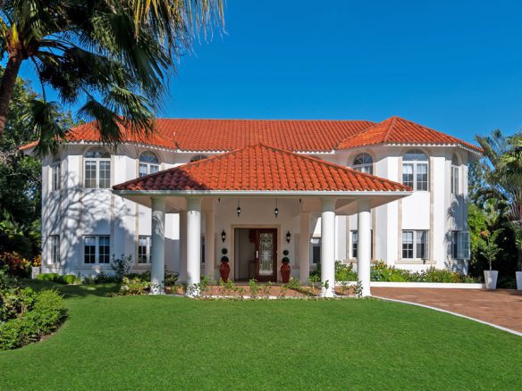 Fachada principal de la villa de lujo en Sea Horse Ranch, República Dominicana.