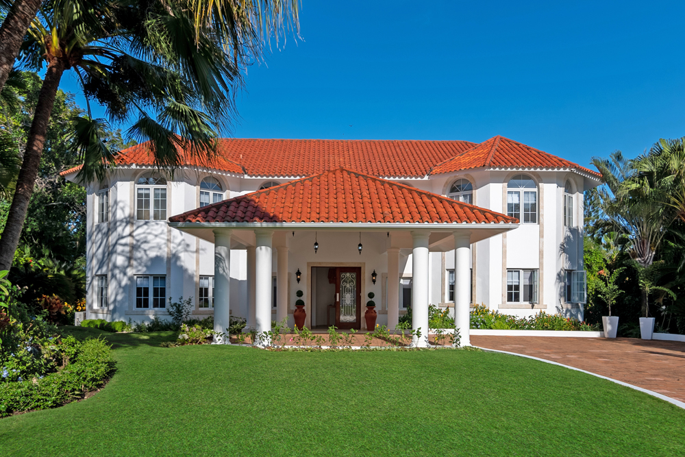 Fachada principal de la villa de lujo en Sea Horse Ranch, República Dominicana.