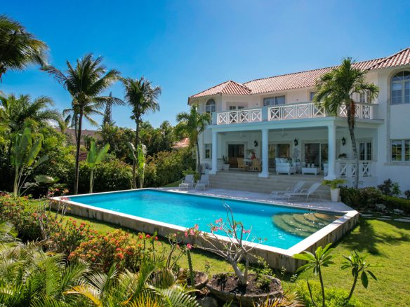 Vista de la piscina y los jardines tropicales de la villa de lujo en Sosúa.