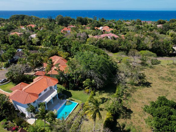 Vista de la piscina y los jardines tropicales de la villa de lujo en Sosúa.