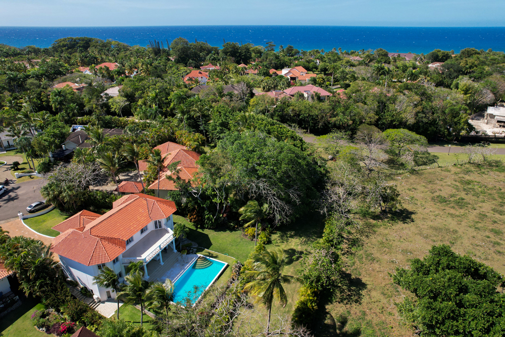 Vista de la piscina y los jardines tropicales de la villa de lujo en Sosúa.
