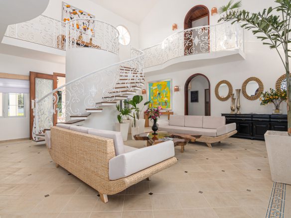 Interior de la villa con un diseño moderno y elegante en la Costa Norte.