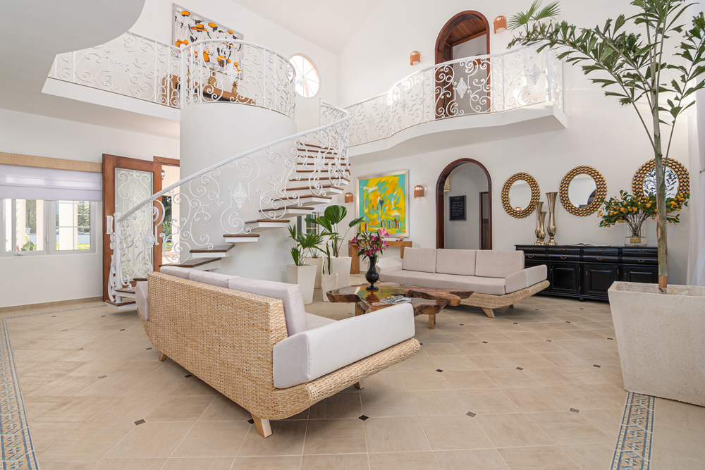 Interior de la villa con un diseño moderno y elegante en la Costa Norte.