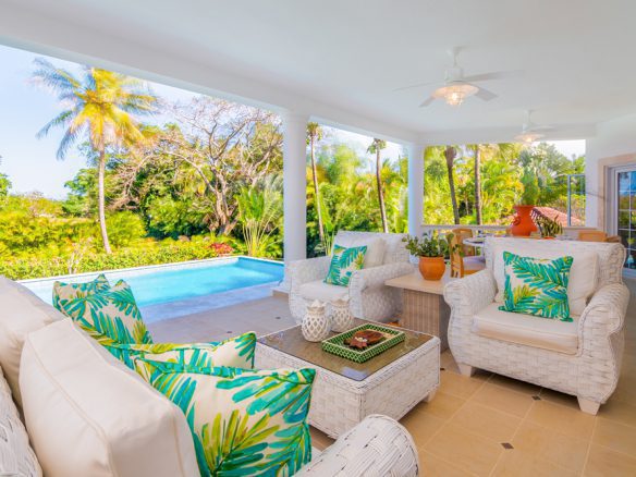 Interior de la villa con un diseño moderno y elegante en la Costa Norte.