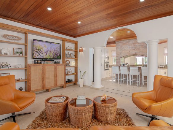 Interior de la villa con un diseño moderno y elegante en la Costa Norte.