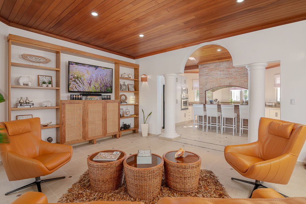 Interior de la villa con un diseño moderno y elegante en la Costa Norte.
