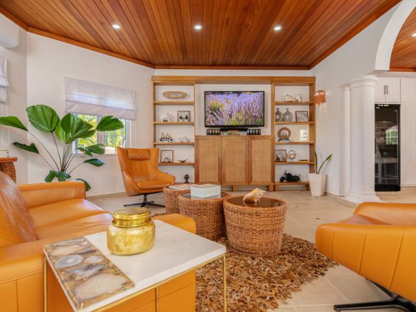 Interior de la villa con un diseño moderno y elegante en la Costa Norte.
