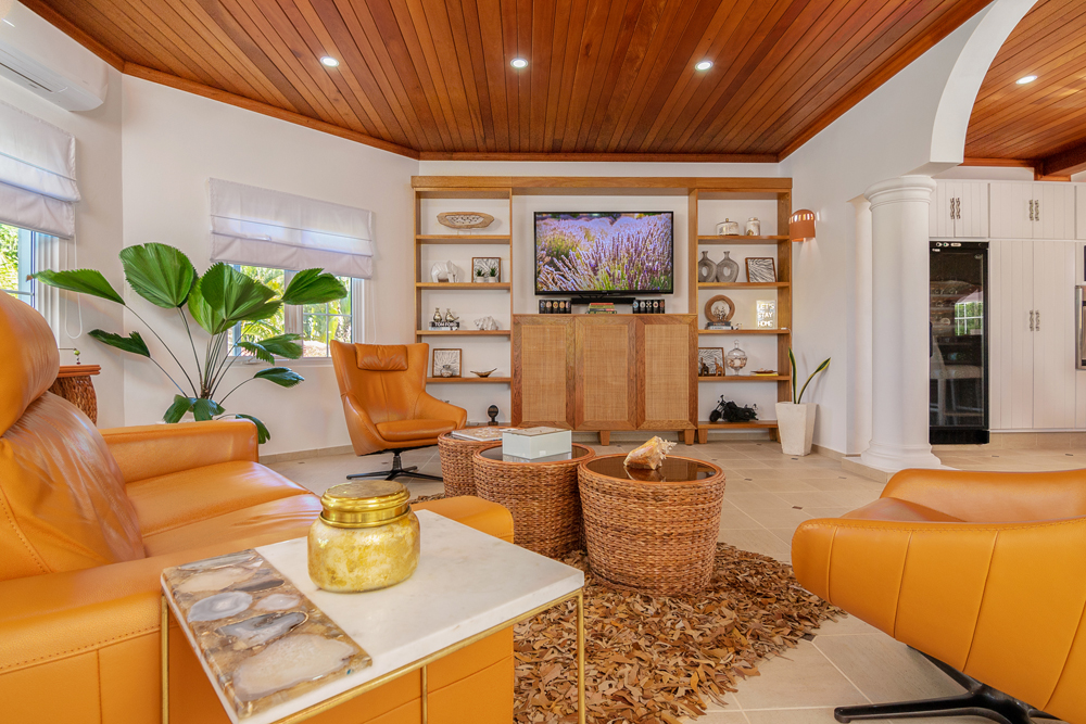 Interior de la villa con un diseño moderno y elegante en la Costa Norte.