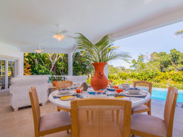Interior de la villa con un diseño moderno y elegante en la Costa Norte.