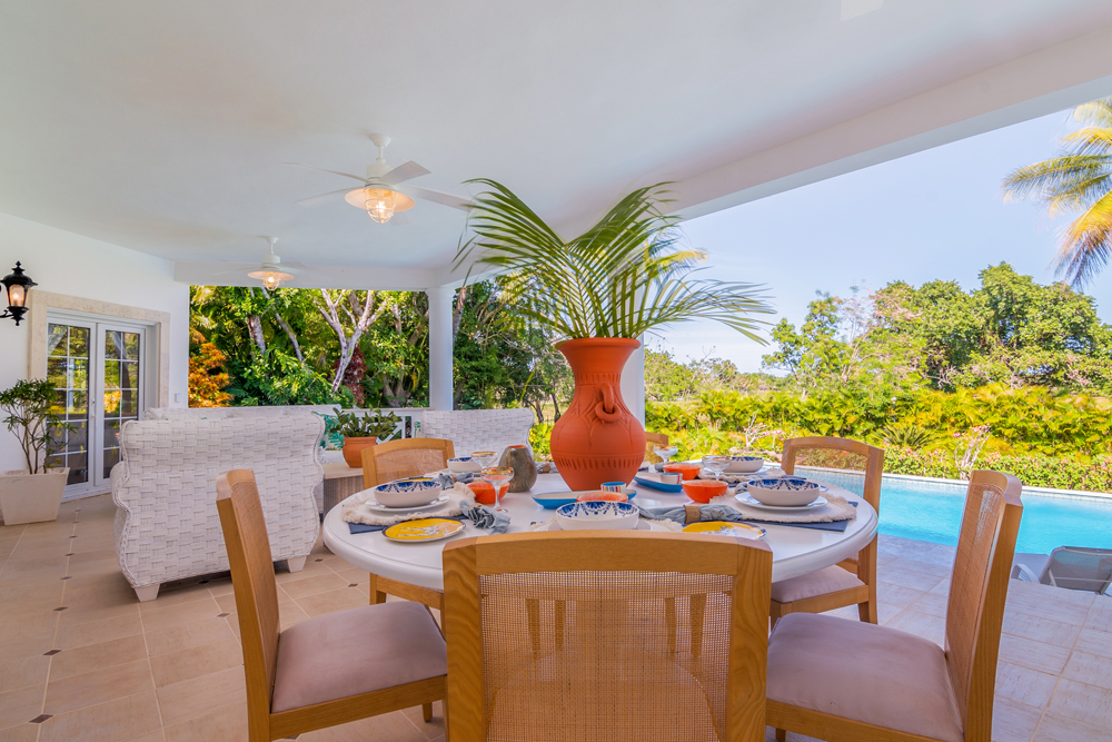 Interior de la villa con un diseño moderno y elegante en la Costa Norte.