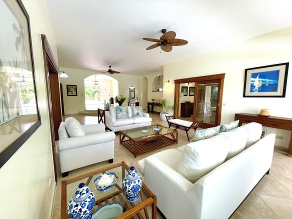 Interior de la villa con un diseño moderno y elegante en la Costa Norte.