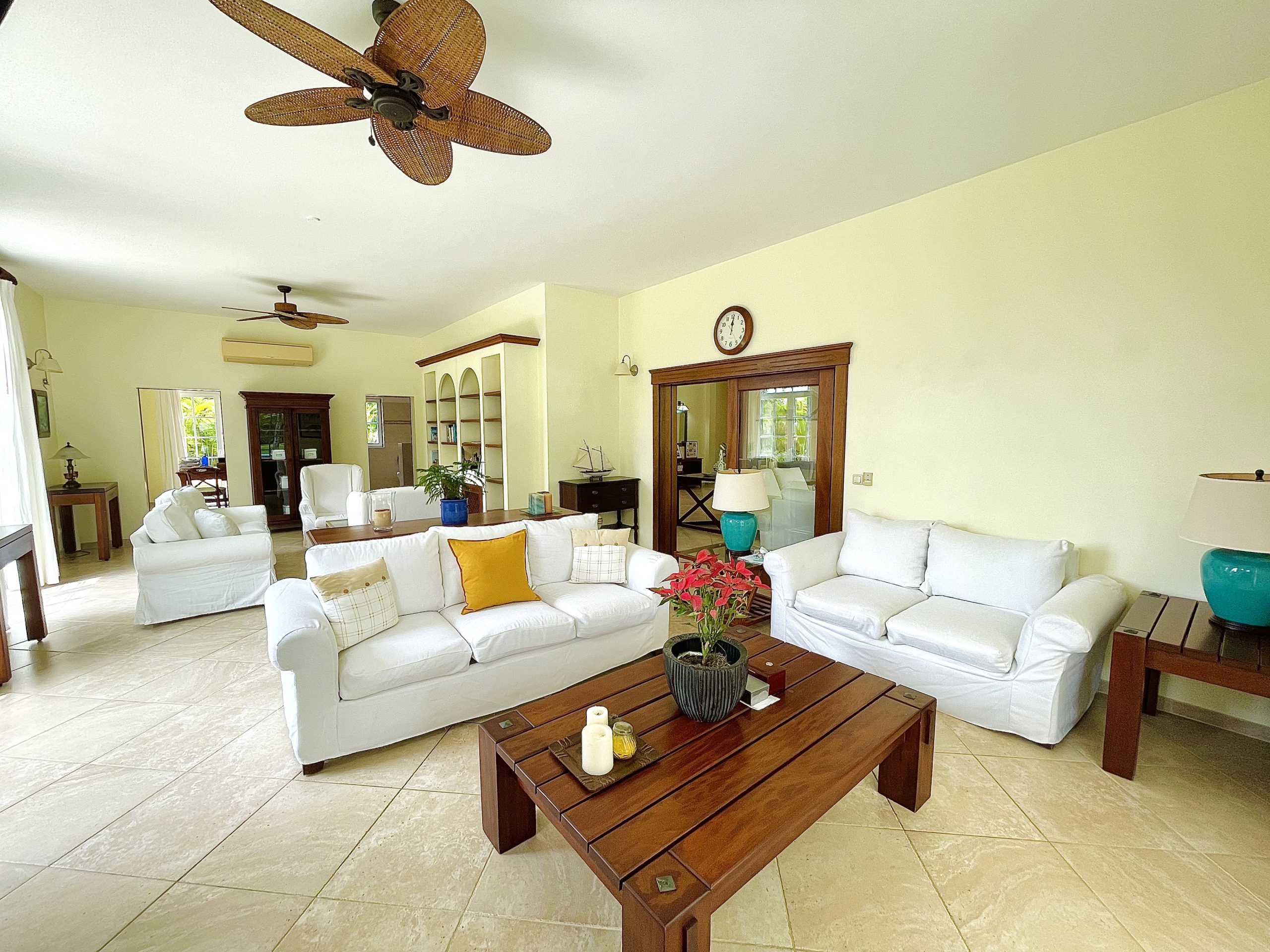 Interior de la villa con un diseño moderno y elegante en la Costa Norte.