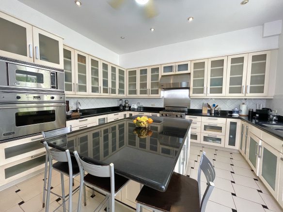 Cocina totalmente equipada en villa en venta en Sea Horse Ranch