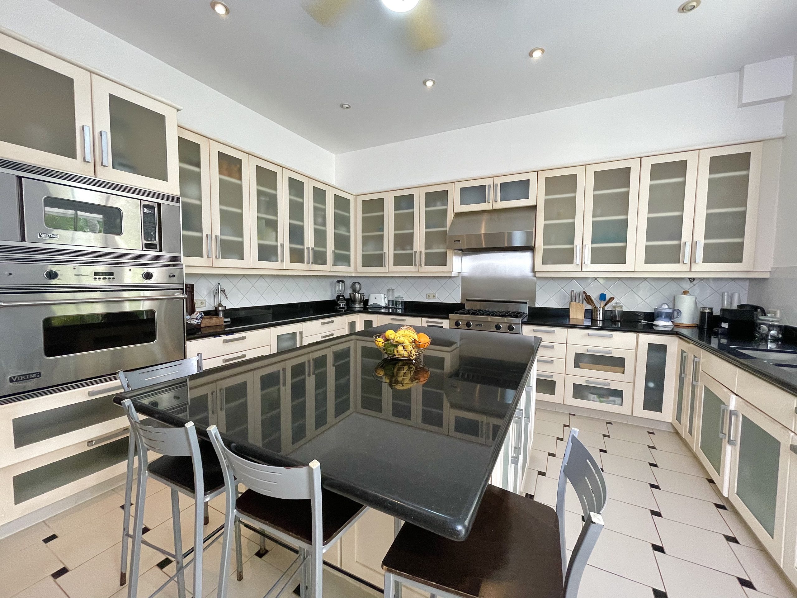 Cocina totalmente equipada en villa en venta en Sea Horse Ranch