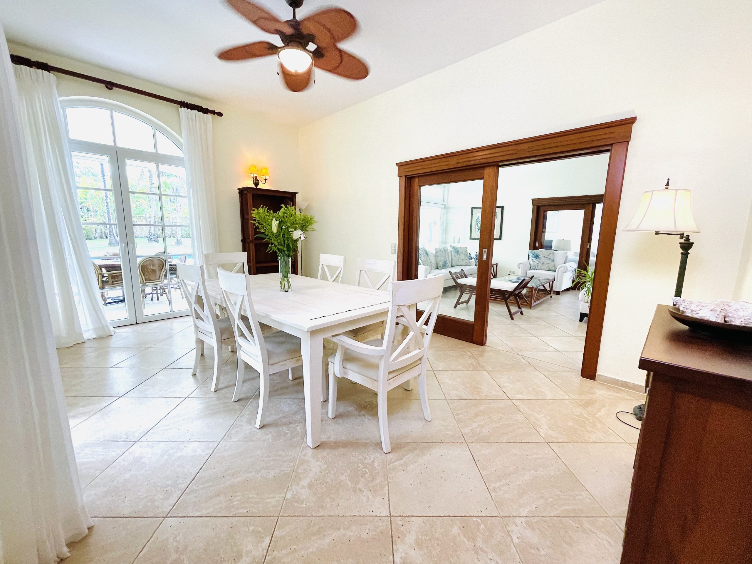Interior de la villa con un diseño moderno y elegante en la Costa Norte.