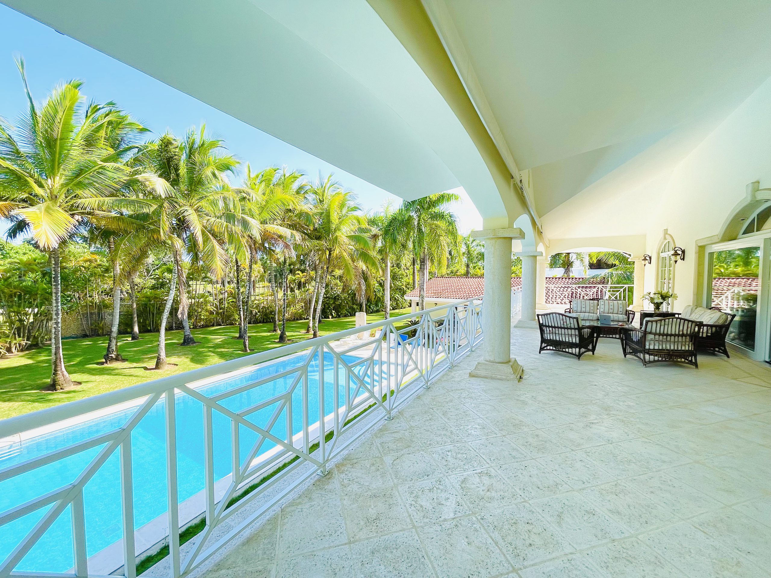 Interior de la villa con un diseño moderno y elegante en la Costa Norte.