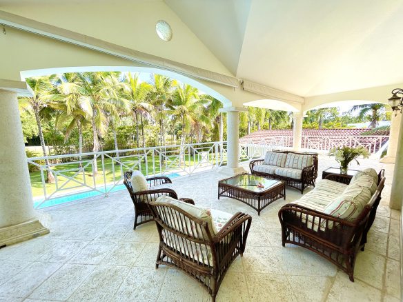 Interior de la villa con un diseño moderno y elegante en la Costa Norte.