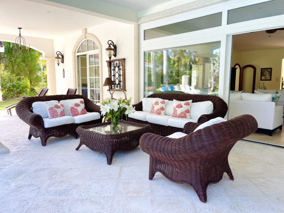 Interior de la villa con un diseño moderno y elegante en la Costa Norte.