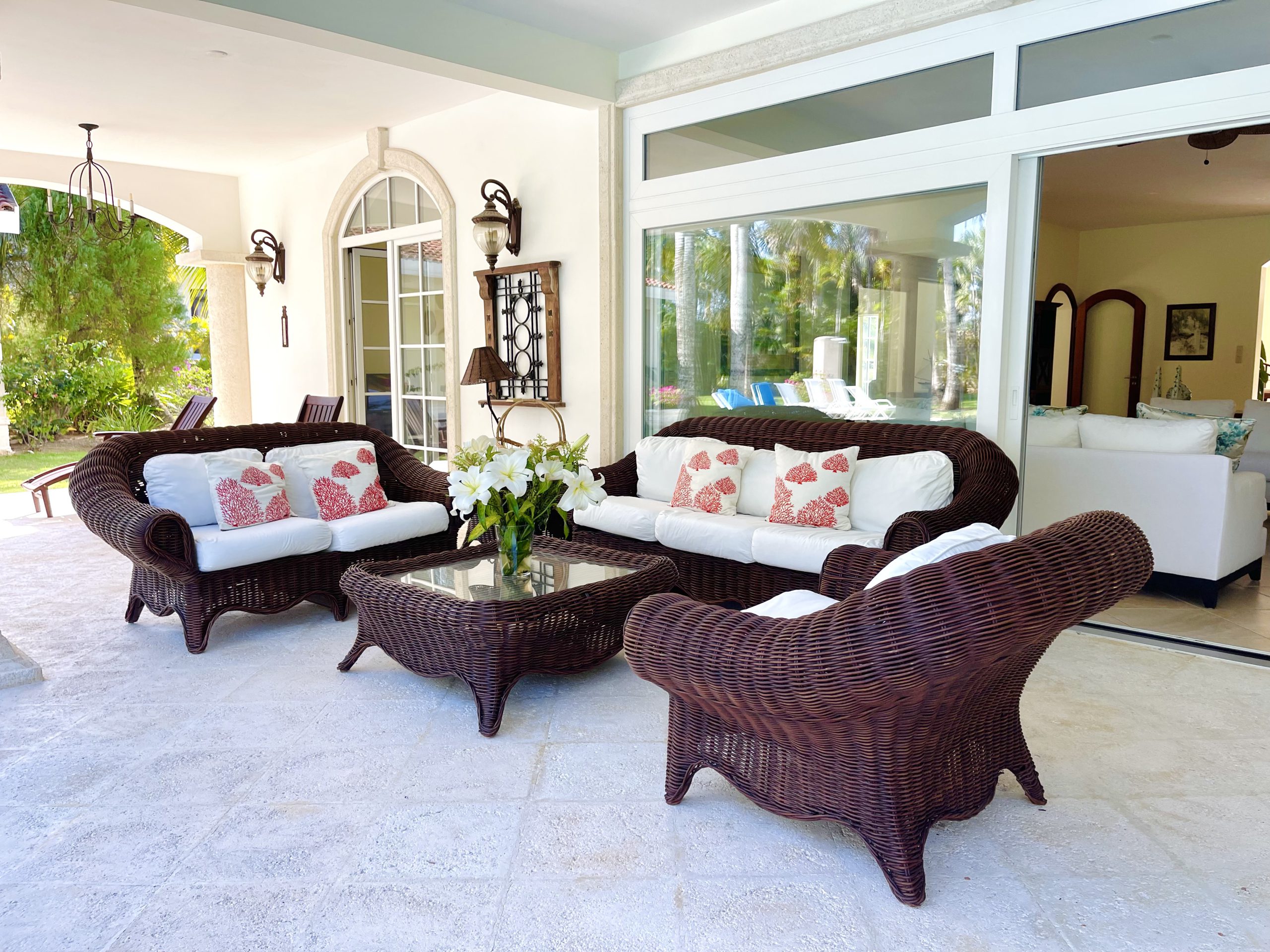 Interior de la villa con un diseño moderno y elegante en la Costa Norte.
