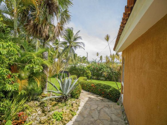 Oceanview 3-Bedroom Villa on a Prime Lot in Playa Encuentro