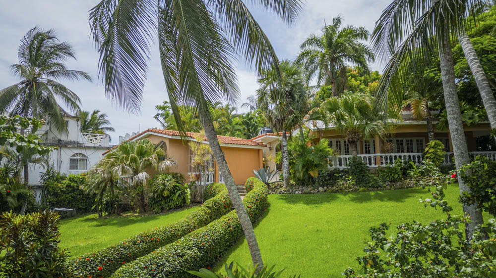 Oceanview 3-Bedroom Villa on a Prime Lot in Playa Encuentro