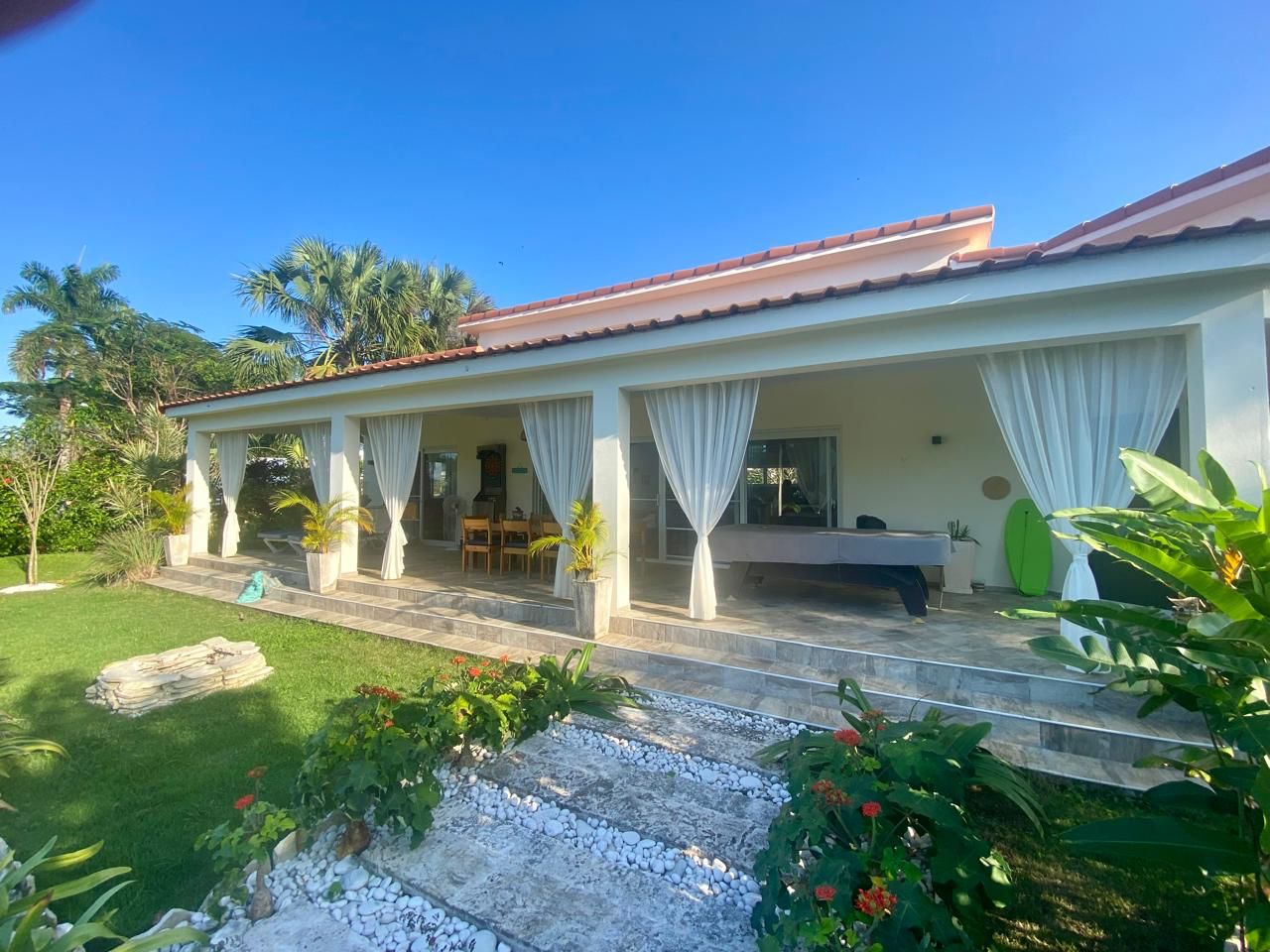 villa en venta a 2 minutos de la playa (14) Villa tropical de lujo en venta – A pocos pasos de la playa | Comunidad cerrada | Acceso privado a la playa