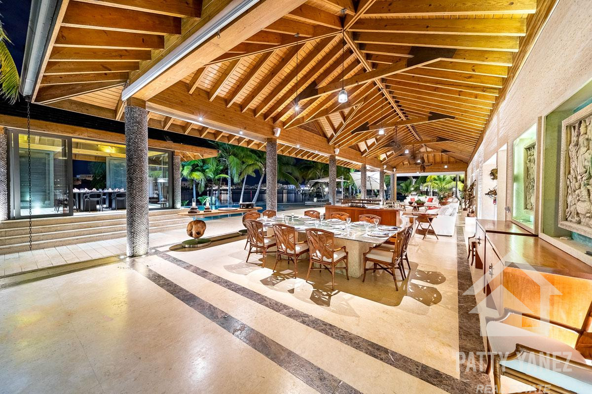 Exclusiva mega mansión frente al mar en Cap Cana: un santuario de lujo e inversión