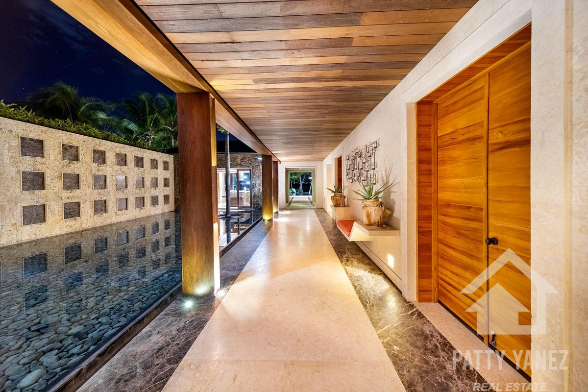 Mega mansión exclusiva frente al mar en Cap Cana: un refugio de lujo y una oportunidad de inversión