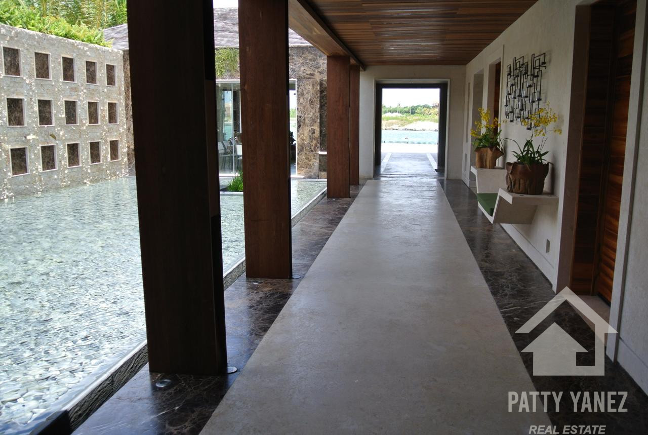 Mega mansión exclusiva frente al mar en Cap Cana: un refugio de lujo y una oportunidad de inversión